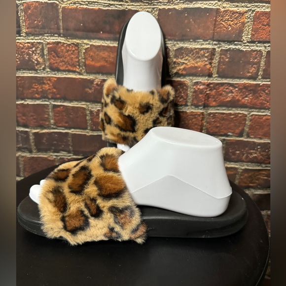 Sugar Fuzzy Leopard Slides - Picture 4 of 9